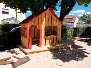 Spielhaus mit Theke und Terrasse Kindergarten